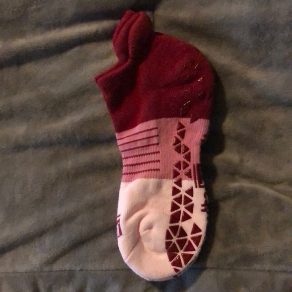 The bar method berry stripes grip socks - Picture 1 of 2